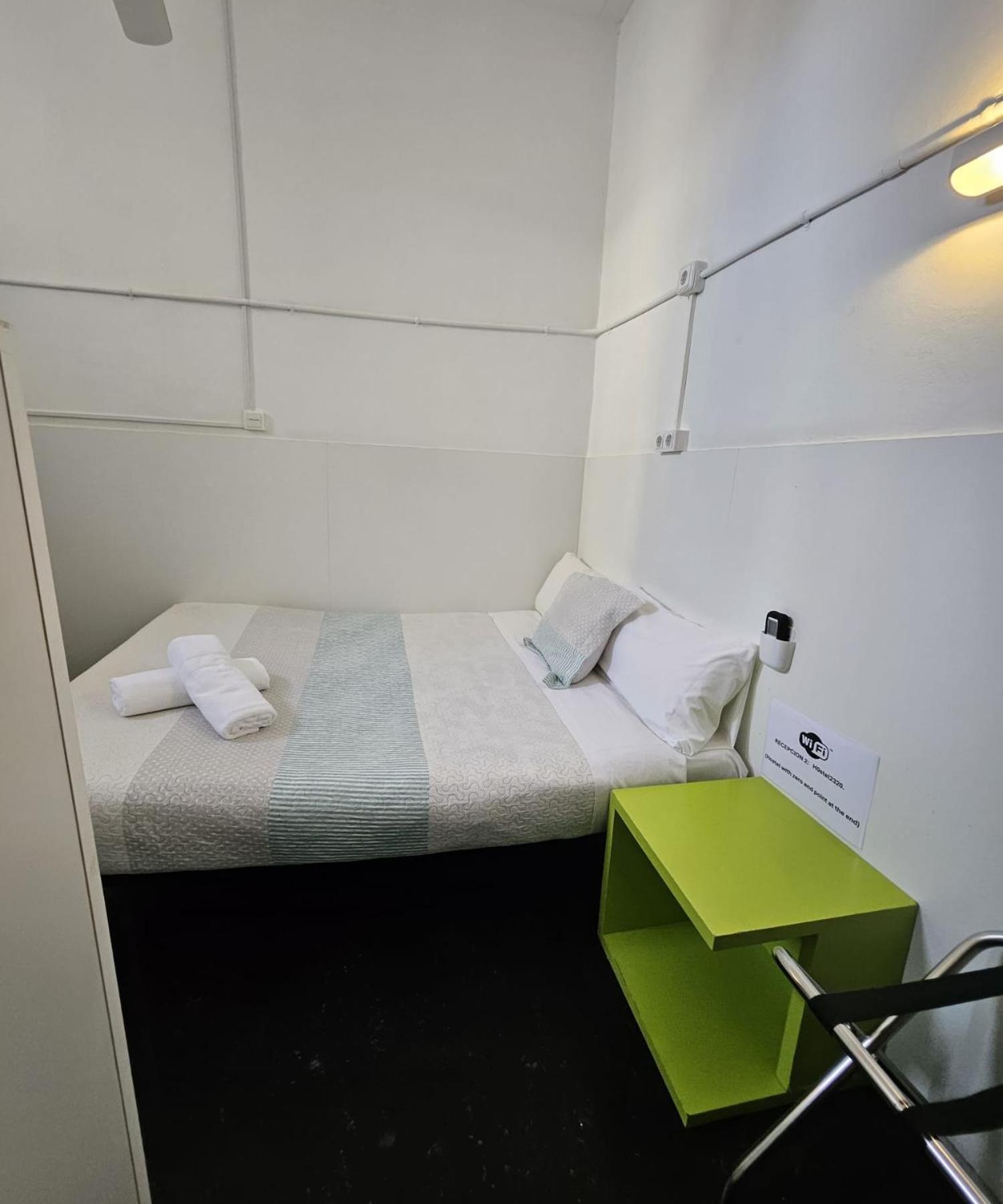 Central And Basic Universitat For Young Hostel, Barcelona